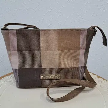 새상품급 BLUE LABEL 체크 무늬 숄더백