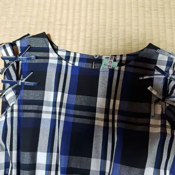 블루 계열 체크 무늬 슬리브리스 원피스