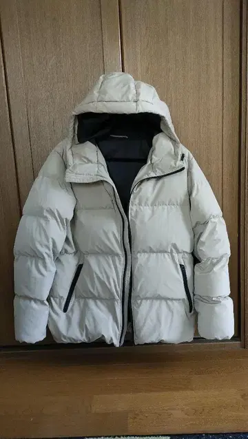 베이지 다운 자켓 후드 부착