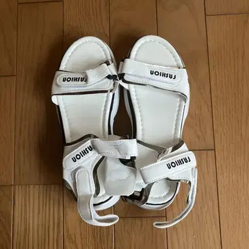 화이트 스포츠 샌들 스트랩 포함