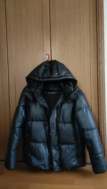 블랙 후드 부착 다운 자켓