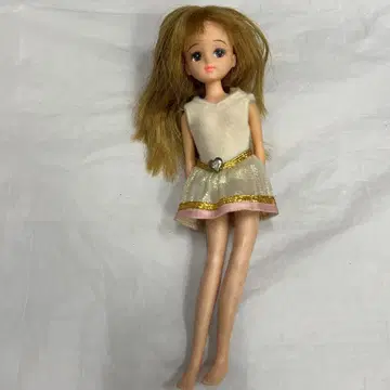리카짱 인형 금색 머리 화이트 스커트