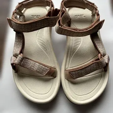 Teva 베이지 스트랩 샌들