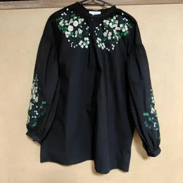 새상품급 UNITED ARROWS TOKYO 자수 블라우스 벌룬 슬리브