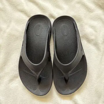 Oofos 블랙 리커버리 샌들