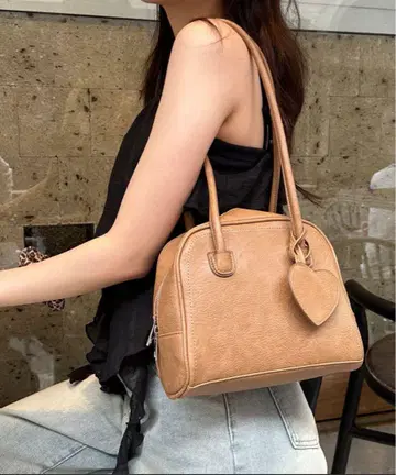 FOREVER21 탈부착 가능 하트 참 포함 PU 보스턴 카멜