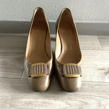 페라가모 브라운 가죽 펌프스 골드 버클 로고 있음 24cm