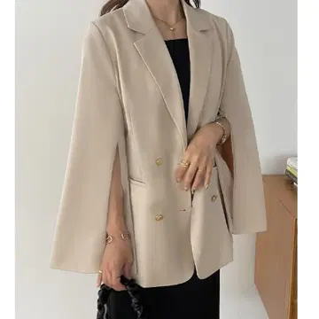 JUNOAH 베이지 테일러드 자켓 골드 버튼 소매 슬릿