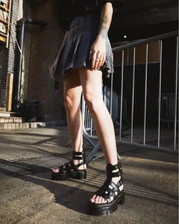 Dr. Martens 통굽 글래디에이터 샌들 블랙