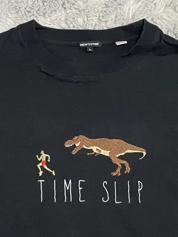 FREAK'S STORE TIME SLIPk 공룡 자수 블랙 티셔츠