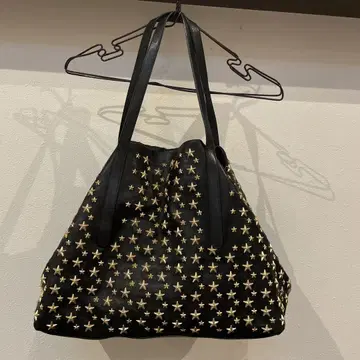 정품 JIMMY CHOO 블랙 가죽 별 모양 스터드 숄더백 L