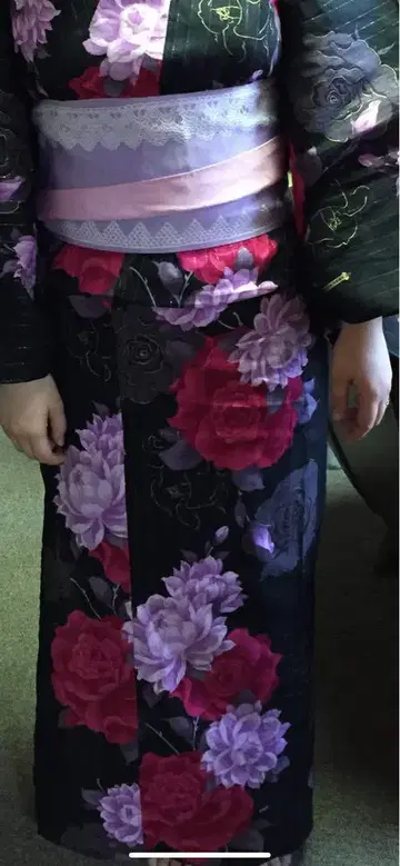 블랙 베이스에 장미 패턴의 유카타