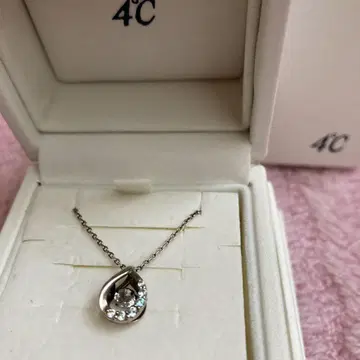 4C 드롭형 크리스탈 목걸이