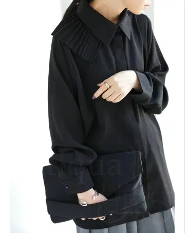 patterntorso antiqua 플리츠 칼라 블랙 셔츠