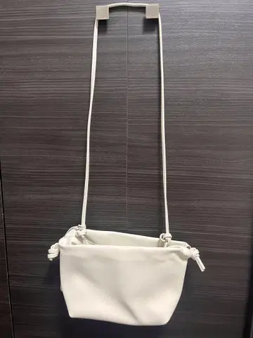밴야드 스톰 화이트 숄더백