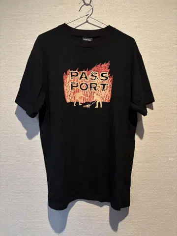 PASS-PORT 블랙 티셔츠