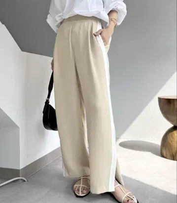 CAPRICIEUX LE'MAGE 라인 팬츠