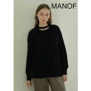 MANOF 블랙 니트 긴팔 컷 아웃