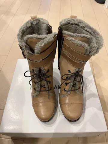 LAUTREAMONT 퍼가 달린 무스탕 부츠