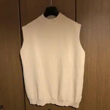 베이 크루즈 슬리브리스 스웨터 베이지