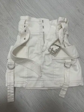 Bershka 화이트 스트랩 미니 스커트