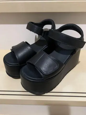 Yosuke USA 블랙 플랫폼 샌들