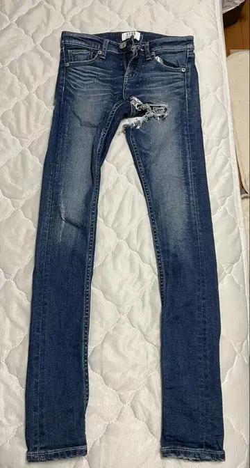 데미지 가공 다크 블루 스키니 청바지