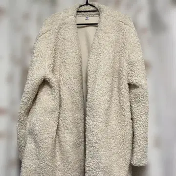 보아 소재 크림색 롱 코트
