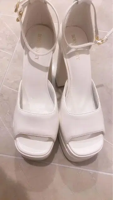 오늘 삭제합니다! 미사용 새상품 ROYALPARTY 화이트 힐 샌들
