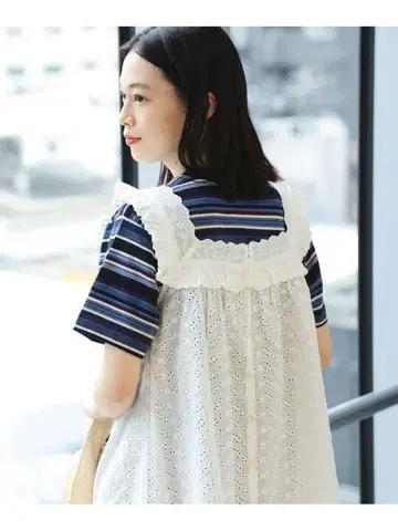 빔즈 보이 컷워크 슬리브리스 블라우스