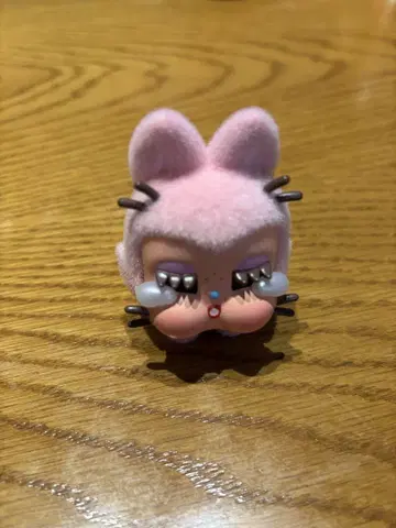 사랑을 원하며 울고 있는 아이야, 너는 완벽해.