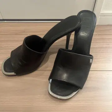 새상품급 DKNY 블랙 뮬