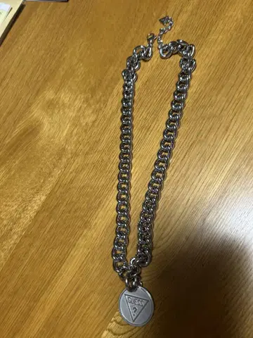 GUESS 체인 목걸이 로고 플레이트 포함