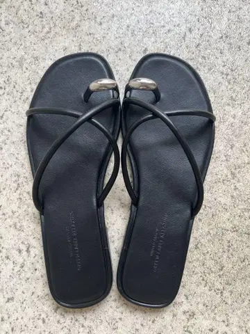크로스 스트랩 블랙 샌들