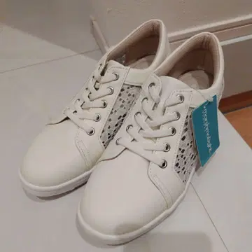 팬지 레이스 화이트 스니커즈