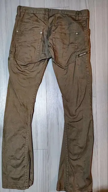 베이지 슬림 핏 치노 팬츠 지퍼 포켓 부착