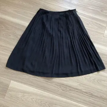 언타이틀 UNTITLED 블랙 플리츠 스커트 무릎 기장 미사용 새상품