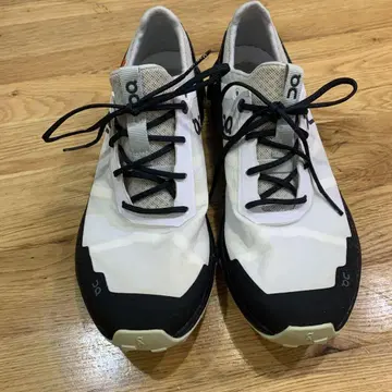 On Cloudventure 트레일 화이트/블랙 23-24cm