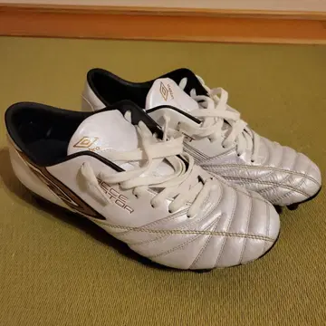 Umbro Speciali 축구화 화이트/골드 26.0cm
