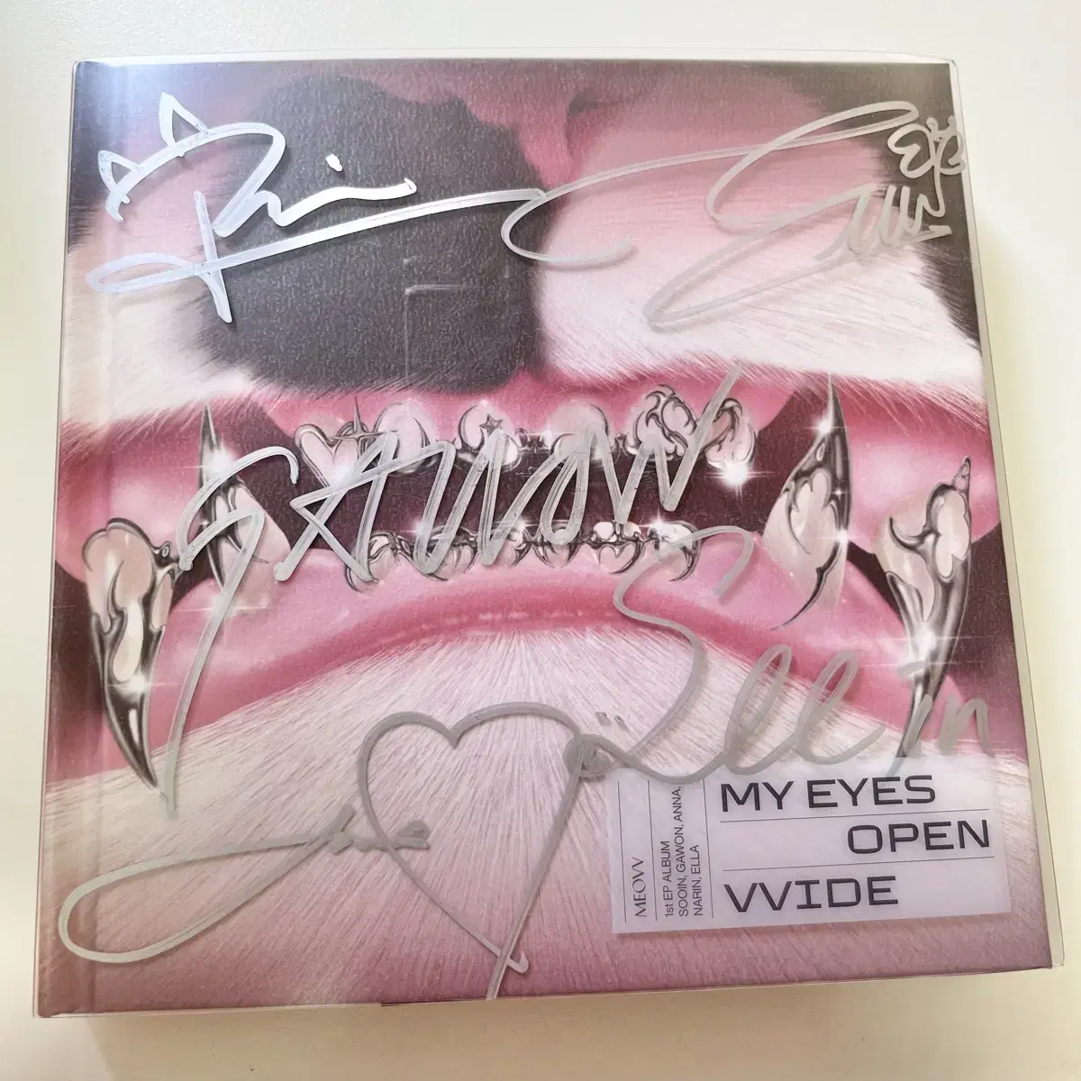 MEOVV 直筆サイン入り　1st EPアルバム MEOVV SIGNED 1ST EP ABUM 'MY EYES OPEN VVIDE' - ORB VERSION