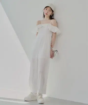 chico 오프숄더 프릴 올인원 화이트