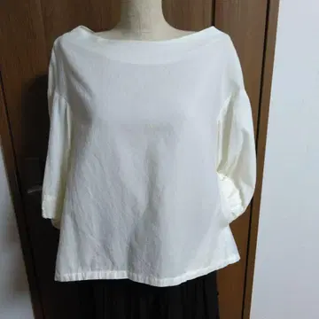 화이트 보트넥 오분소매 셔츠