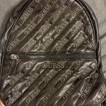 GUESS 블랙 백팩 퀼팅 디자인