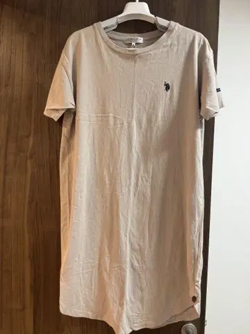베이지 반팔 미니 원피스 폴로 자수