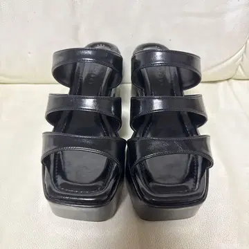 블랙 스트랩 플랫폼 샌들