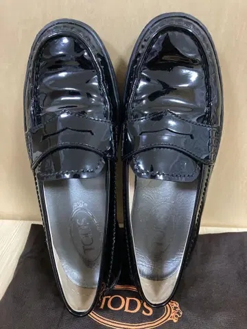 TOD'S 블랙 에나멜 통굽 로퍼