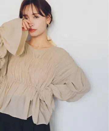 titivate 셔링 개더 볼륨 블라우스