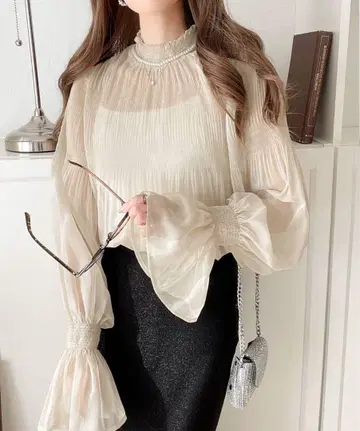 크림색 쉬폰 블라우스 긴팔 플레어 슬리브