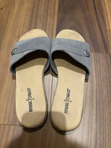 MINNETONKA 그레이 샌들