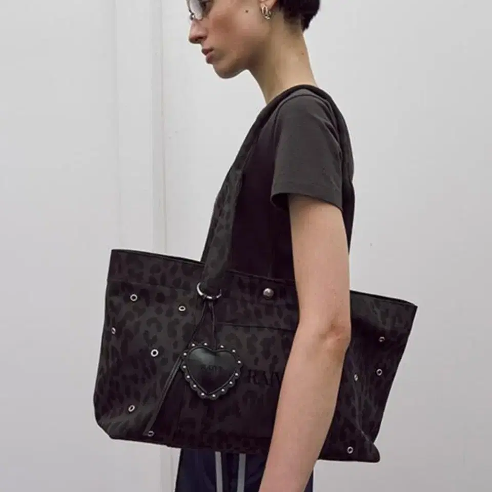 韓国商品/RAIVE Leo Shoulder New) Rave Leo Shoulder Bag Gray on Bunjang Global Site.